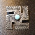 Used・Antique　スタンプワーク　卍（スワスティカ）型　ターコイズ付　ピンブローチ 