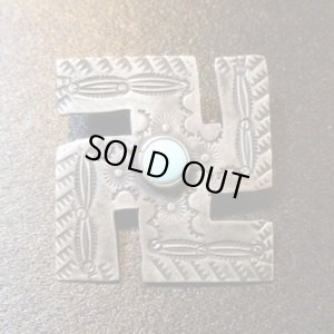 画像1: Used・Antique　スタンプワーク　卍（スワスティカ）型　ターコイズ付　ピンブローチ 