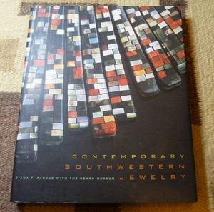 画像1: ギフトアイテム50〜　洋書　「CONTEMPORARY SOUTHWESTERN JEWELRY」　2007年発行ハードブックカバー付き