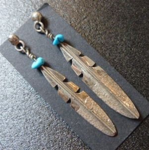 画像1: ナバホ　フェザー&ターコイズ　ぶらさがりスタッズピアス