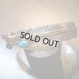 画像1: ナバホ　シルバー&ゴールドライン　ターコイズ&コーラル付　フェザーモチーフ　バングル約15〜16・5cm用