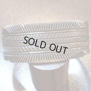 画像1: ナバホ　Patricia・Bedonie　スタンプワーク　2・4cm幅バングル約15・5〜16・5cm用