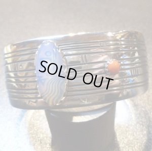 画像1: ナバホ　Norbert・Peshlakai　スタンプワーク　クォーツ&コーラル付　バングル約16〜17cm用