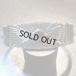 画像1: ナバホ　Patricia・Bedonie　サンバースト　シルバー&14Ｋゴールドダイア　1・9cm幅バングル約16〜17cm用