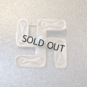 画像1: Used・代Antique　スタンプワーク　卍（スワスティカ）　ターコイズ付　ピンブローチ