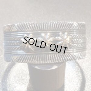 画像1: ナバホ　Patricia・Bedonie　スタンプワーク　ゴールドコンチョ付　バングル約16〜17cm用