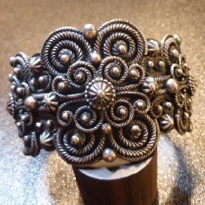 画像1: ナバホ　John・Begay　ツイストワイヤー&コンチョアップリケ　バングル約15〜16cm用