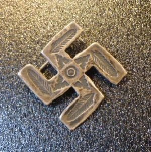 画像1: Used・代Antique　スタンプワーク　卍（スワスティカ）　ピンブローチ