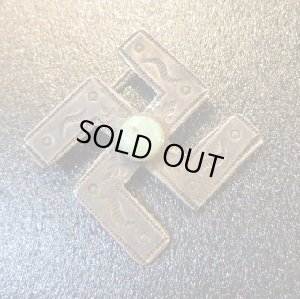 画像1: Used・代Antique　スタンプワーク　卍（スワスティカ）　ターコイズ付　ピンブローチ