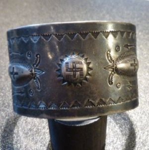 画像1: Used・Antique　スタンプワーク　卍（スワスティカ）&アローetc　バングル約18〜19cm用