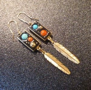 画像1: ナバホ　Boyd・Tsosie　オール14金ゴールド　ストーンインレイ&フェザー　リバーシブルダングルフックピアス