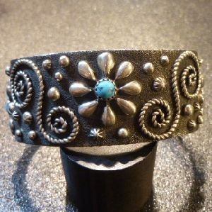 画像1: ナバホ　Ernest・Rangel　トゥーファーキャストベース　アップリケ&ツイストワイヤー　バングル約15〜16・5cm用