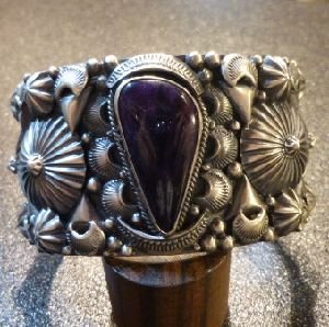 画像1: ナバホ　Delbert・Gordon　スタンプワーク&アップリケ　スギライト付　バングル約16〜17cm用