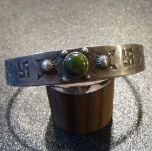 画像1: Used・Antique　コインシルバー　スタンプワーク　卍（スワスティカ）&etc　ターコイズ付　バングル約16・5〜17・5cm用