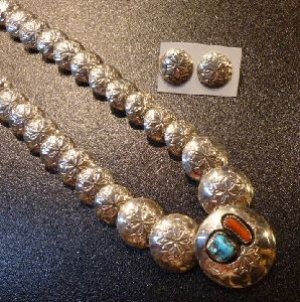 画像1: ナバホ　作者不明　スタンプワーク　コーラル&ターコイズ付　コンチョリンクネックレス&ピアスセット約59cm