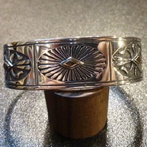 画像1: ナバホ　Howard・Nelson　別注サンバースト&ケトー　ゴールドアクセント　バングル約16・5〜17・5cm用