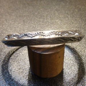 画像1: ナバホ　Sunshine・Reeves　スタンプワーク　トライアングル型バングル約16〜17・5cm用