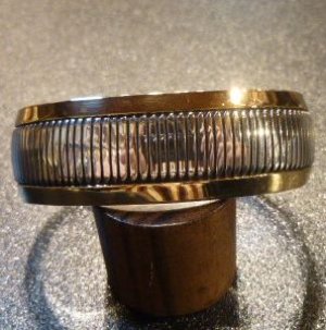 画像1: ナバホ　Leonard・Schmalie　オーバレイ　フェザーモチーフ　ゴールドライン入り　バングル約16〜17cm用