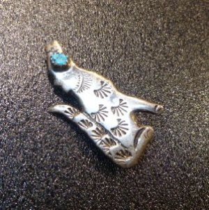 画像1: Used・Antique or Pawn　キャスト　ターコイズ付　コヨーテ型ピンブローチ